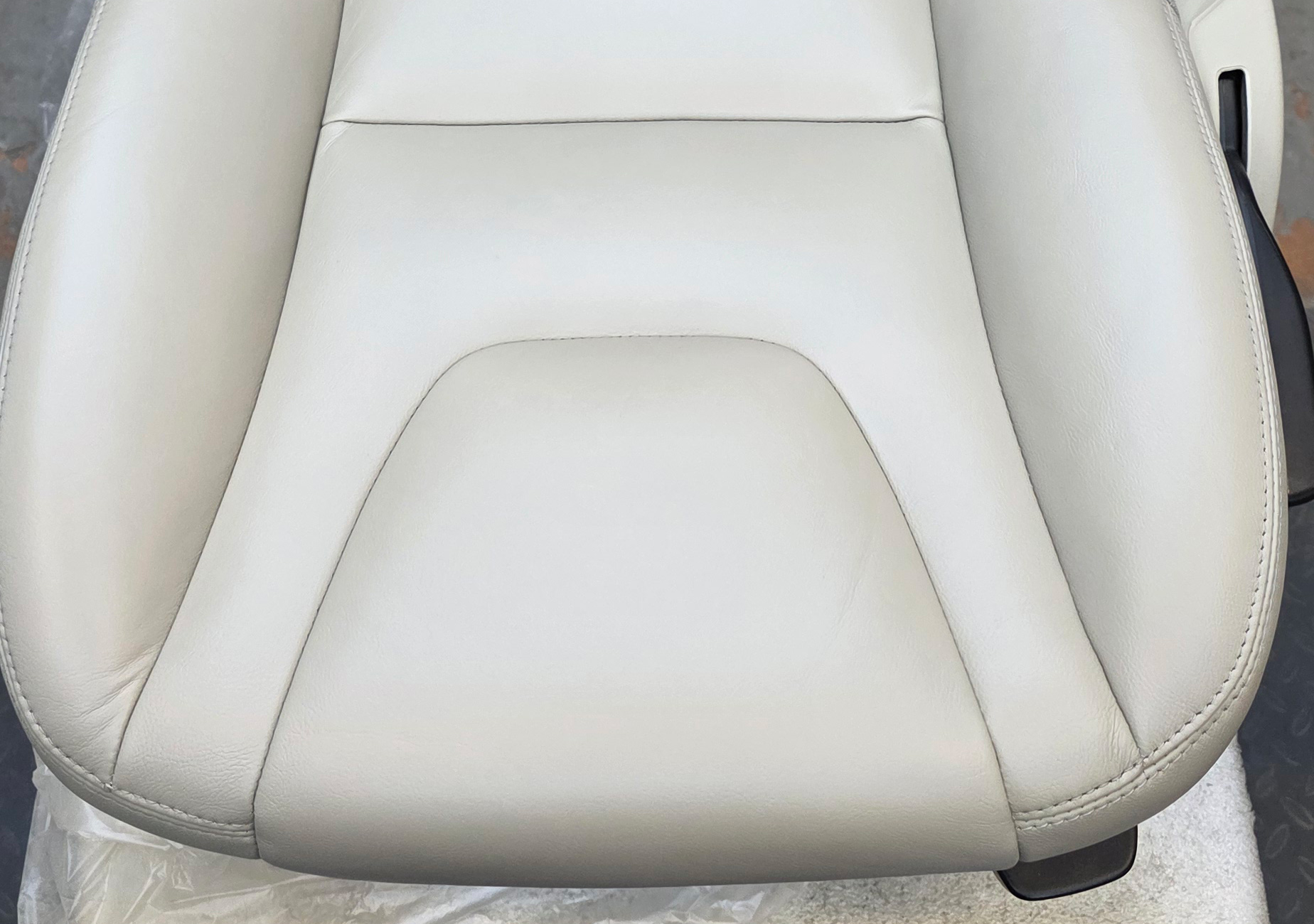 Ādas auto sēdekļu restaurācija